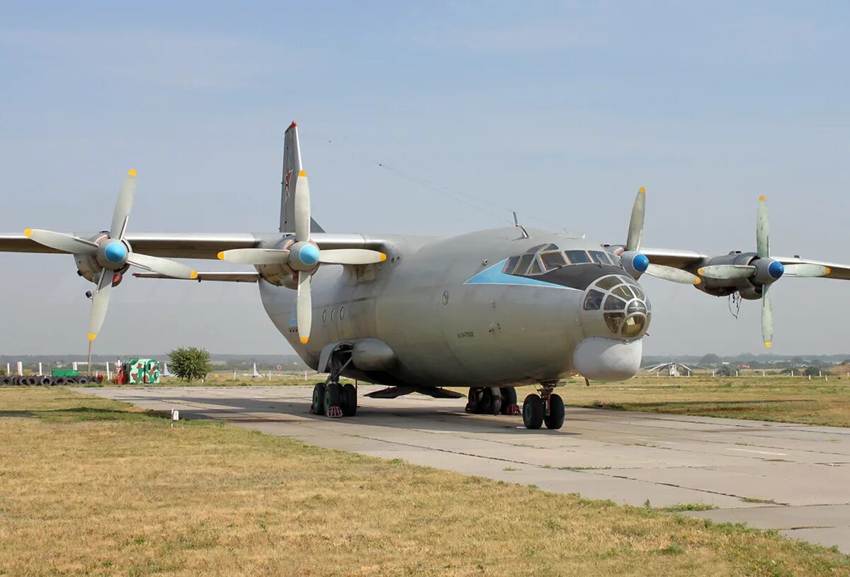 12 самолетов. АН-12 военно-транспортный самолёт. Транспортный турбовинтовой самолет АН-12. АН 12 ВВС России. Шасси самолета АН 12.