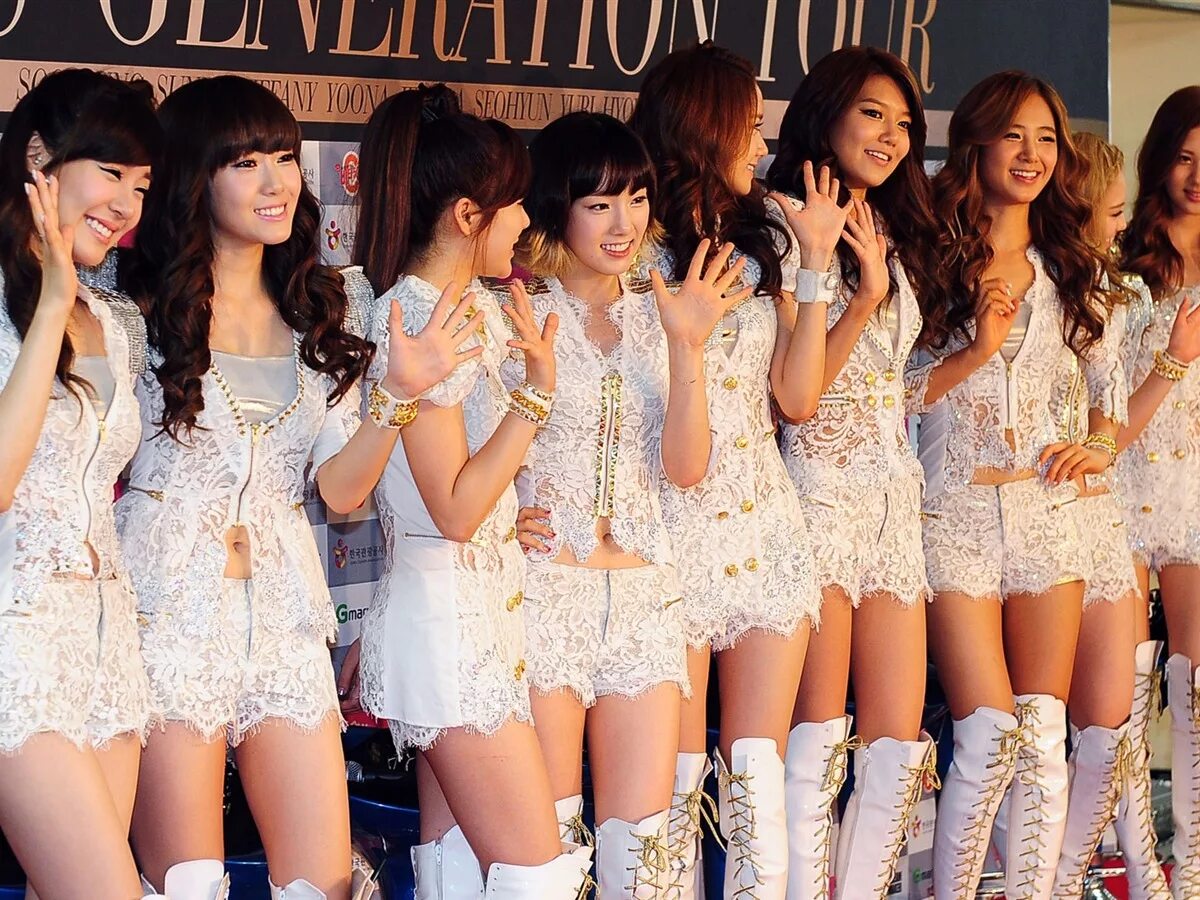 Группой шли женщины. Группа girls’ Generation. Корейская группа girls Generation naked. Spica корейская группа. Girls Generation дебют 2015 год.