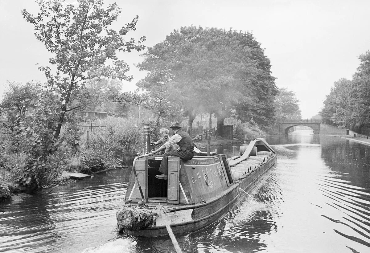 Canal s. Риджент канал. British canals in Wartime transport in Britain 1944. Barge along canal. S-canal.