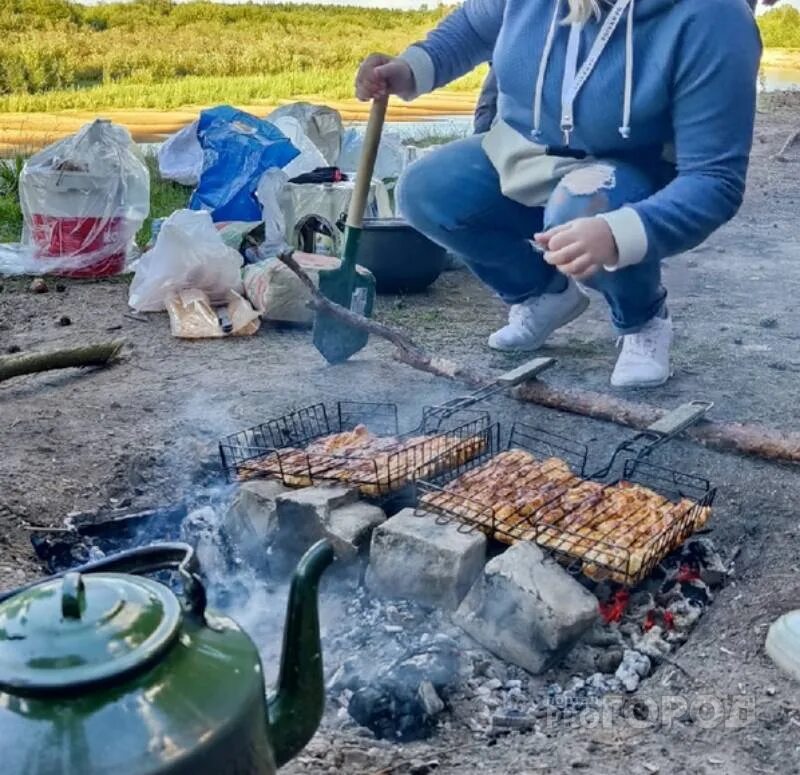 Шашлыки на природе. Майские шашлыки. Майские на даче с шашлыками. Шашлыки в мае. Шашлык самовар