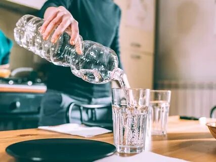Вода на кухне в бутылке
