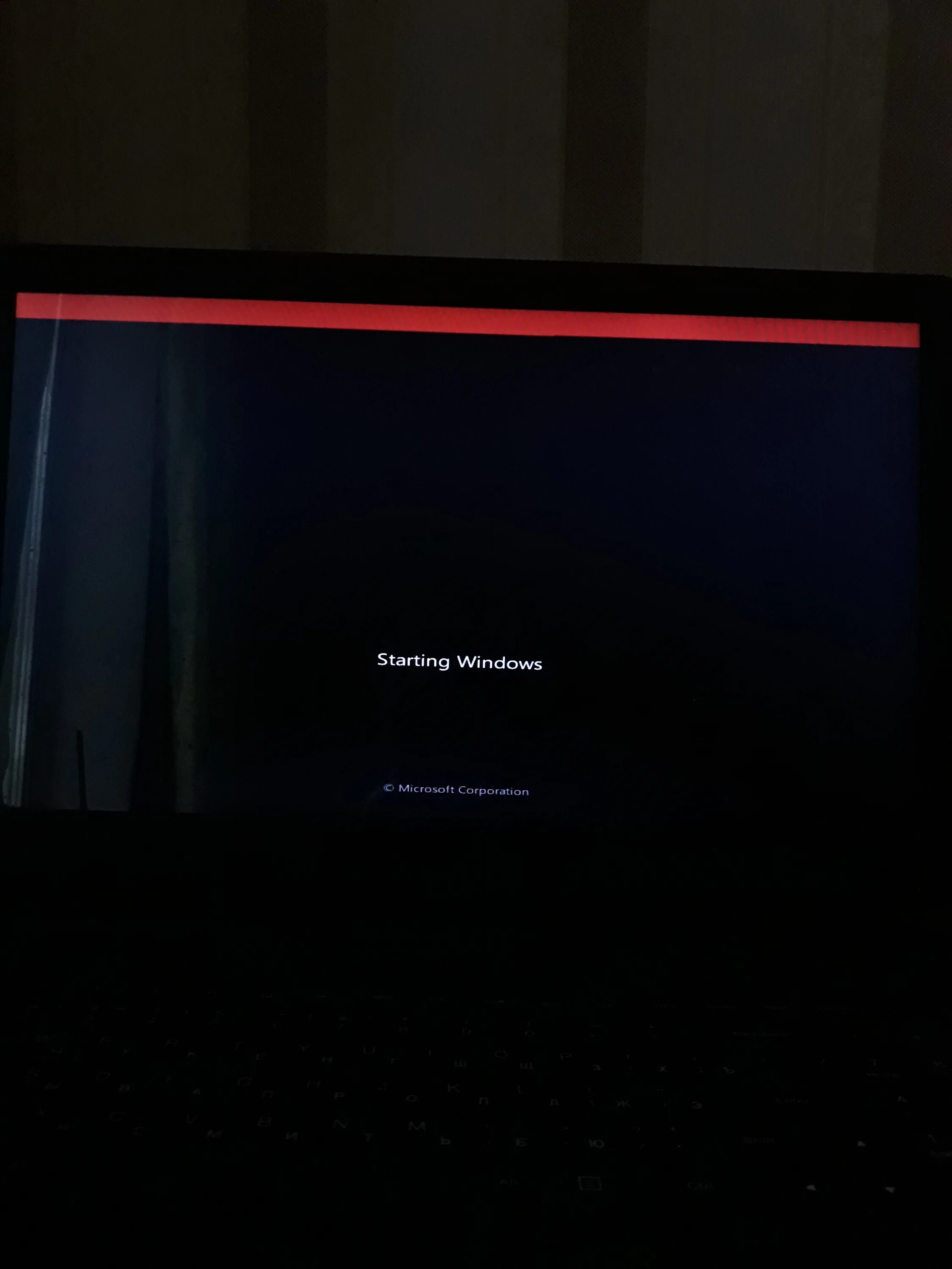 Полоска сверху экрана. Красная полоса на мониторе. Полосы при загрузке Windows. Черные полосы на экране. Черный экран с красной полоской.