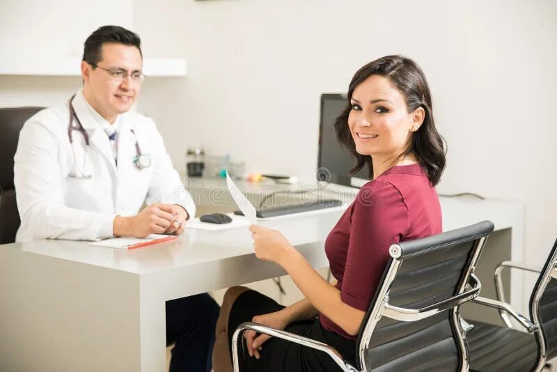 Портрет женщины врача. Работа врач офиса. Партнерство больница стоковое фото. Доктор офис. Женщина врач в кабинете.