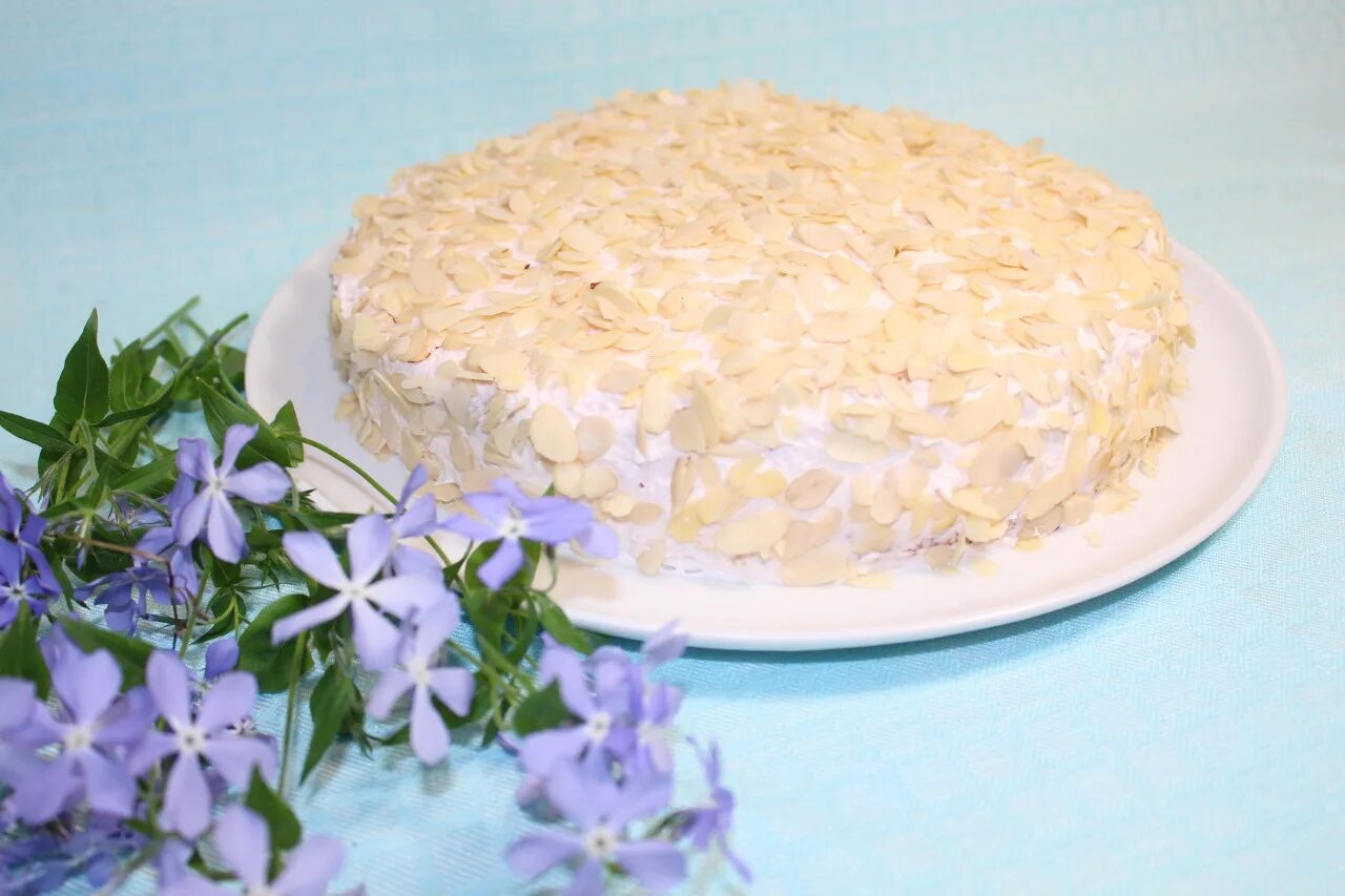 салат снежная королева с крабовыми. салат снежная королева с плавленным сыром. рецепт снежная королева. торт для королевы. салаты слоеные на новый год с крабовыми палочками.