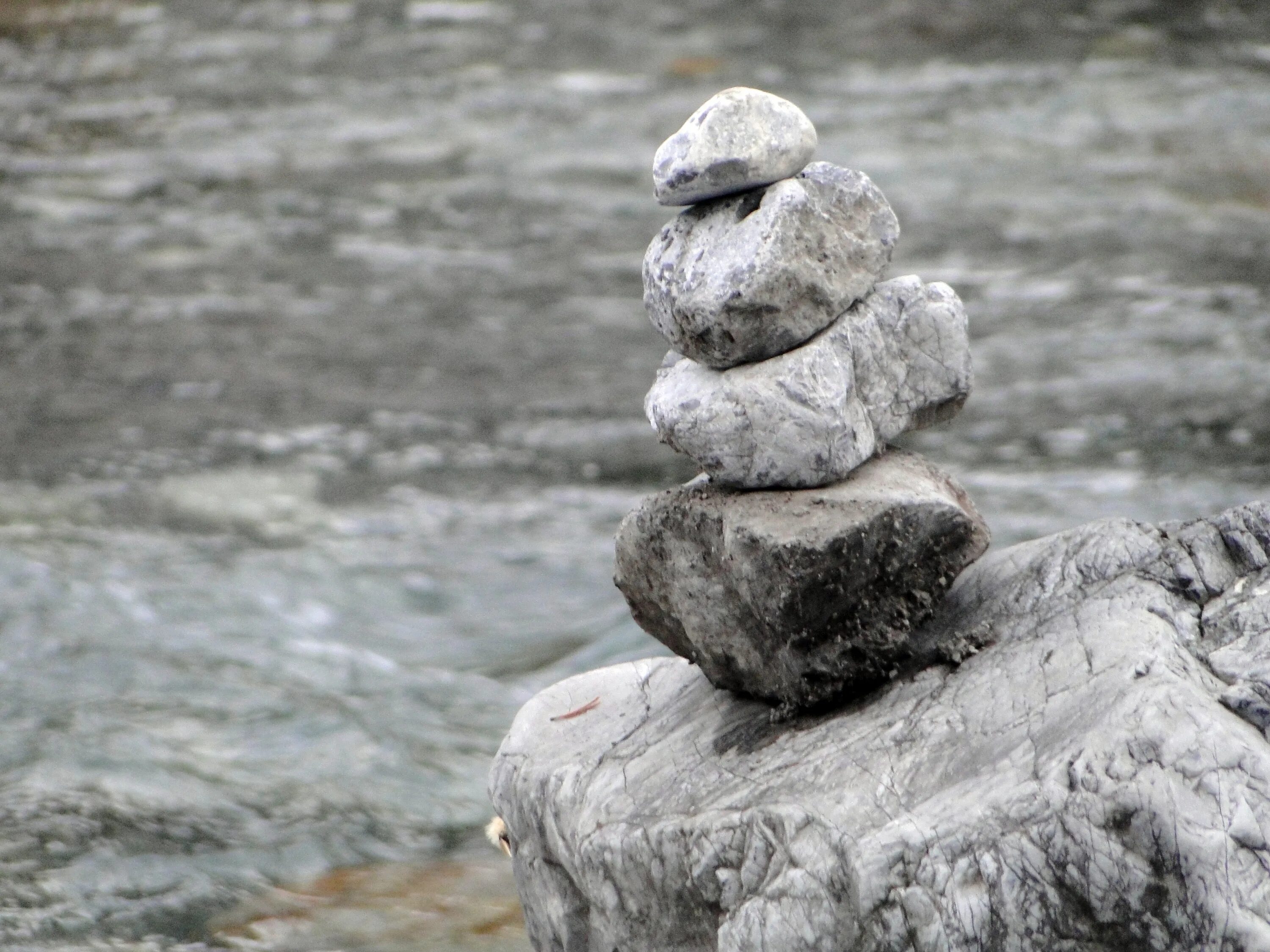 Песни камень и вода. Алханай каменные пирамидки. Башенка из камней. Пирамидка из камней. Фигуры из камней.