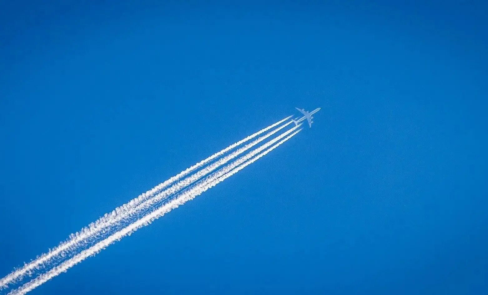 След от самолета. Самолет со следом. Самолет в небе. След самолета в небе.