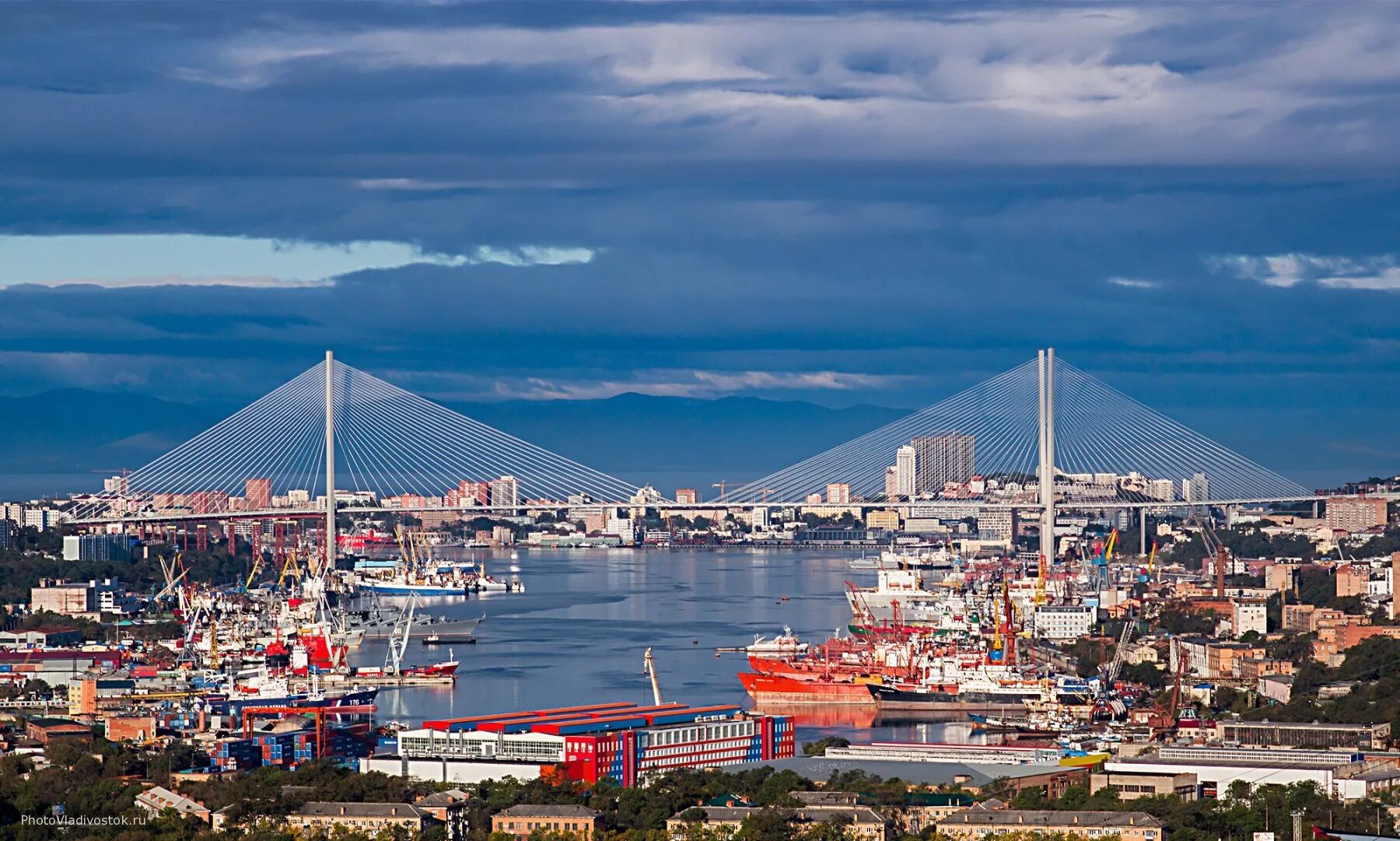 Можно город что это. Приморский край Владивосток. Дальний Восток Владивосток. Порт Владивосток панорама. Золотой мост Владивосток.