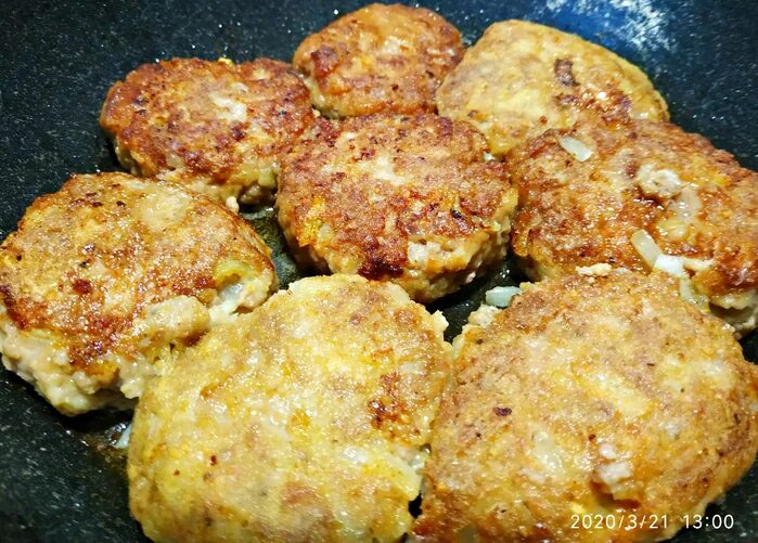 Биточки из индейки. Ёжики из фарша с рисом с подливкой. Картошка с котлетой. Ух ты кухня котлеты. Биточек мясной с картофельным пюре.