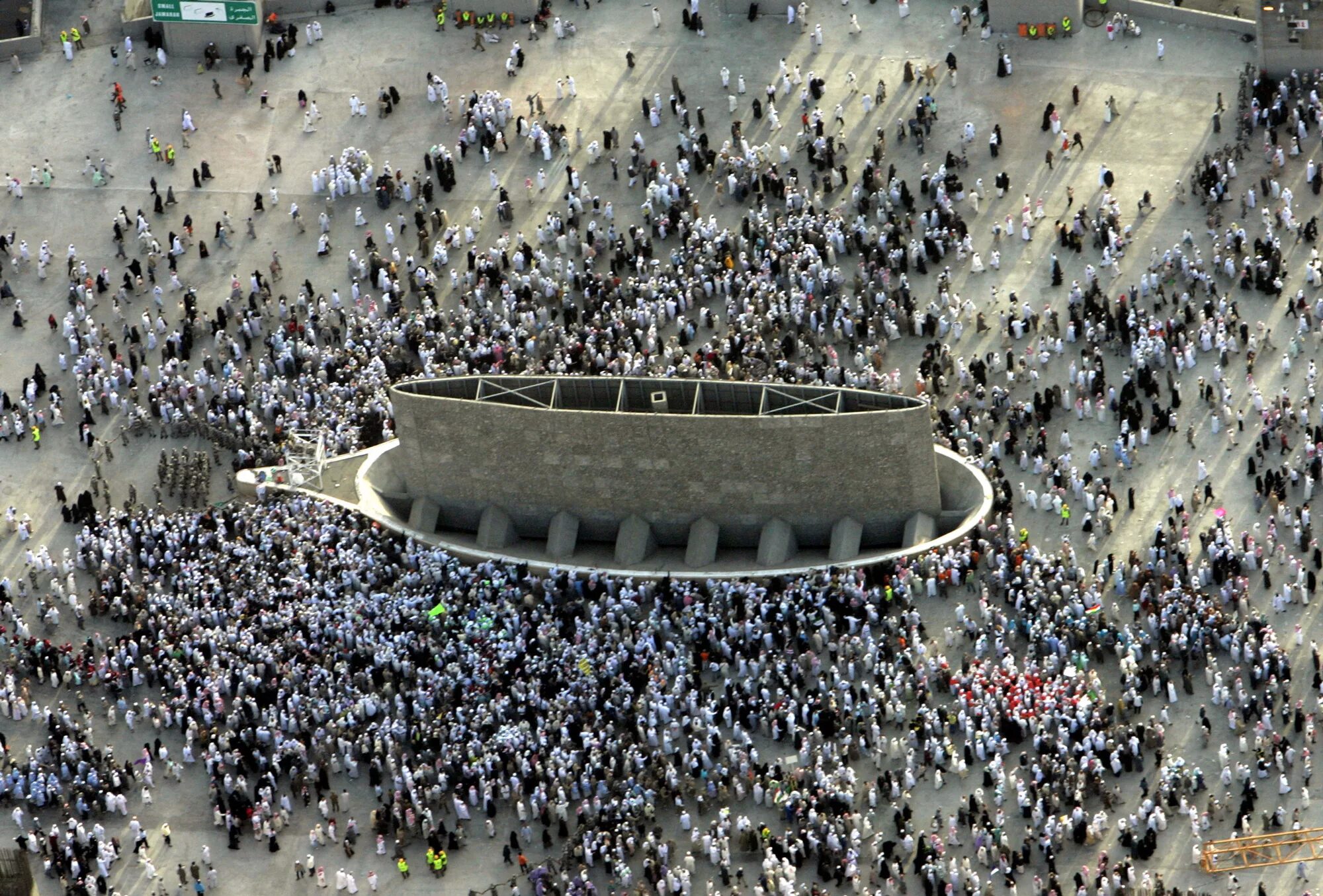 Мусульман точка. Джамарат в Мекке. Мост джамарат Мекка. Побивание камнями дьявола в Мекке. Долина джамарат.