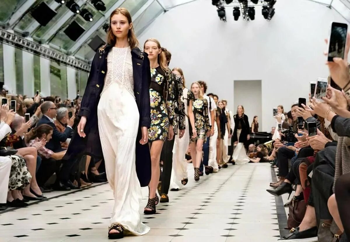Мода фото. Burberry показ 2022. Показ мод. Показ одежды. Показ моделей.
