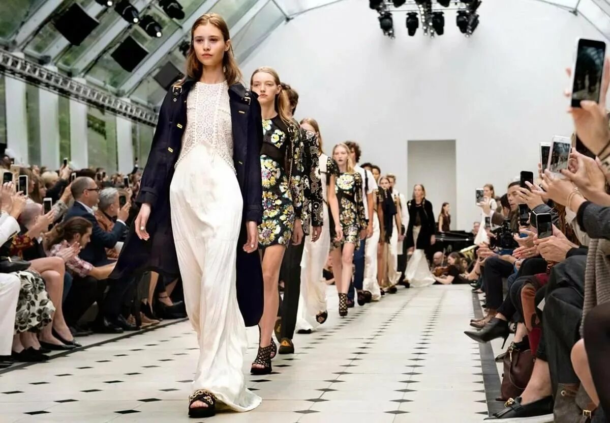 Мир со всеми модами. Показ Burberry Prorsum 2019. Burberry показ 2023. Показ мод. Показ одежды.