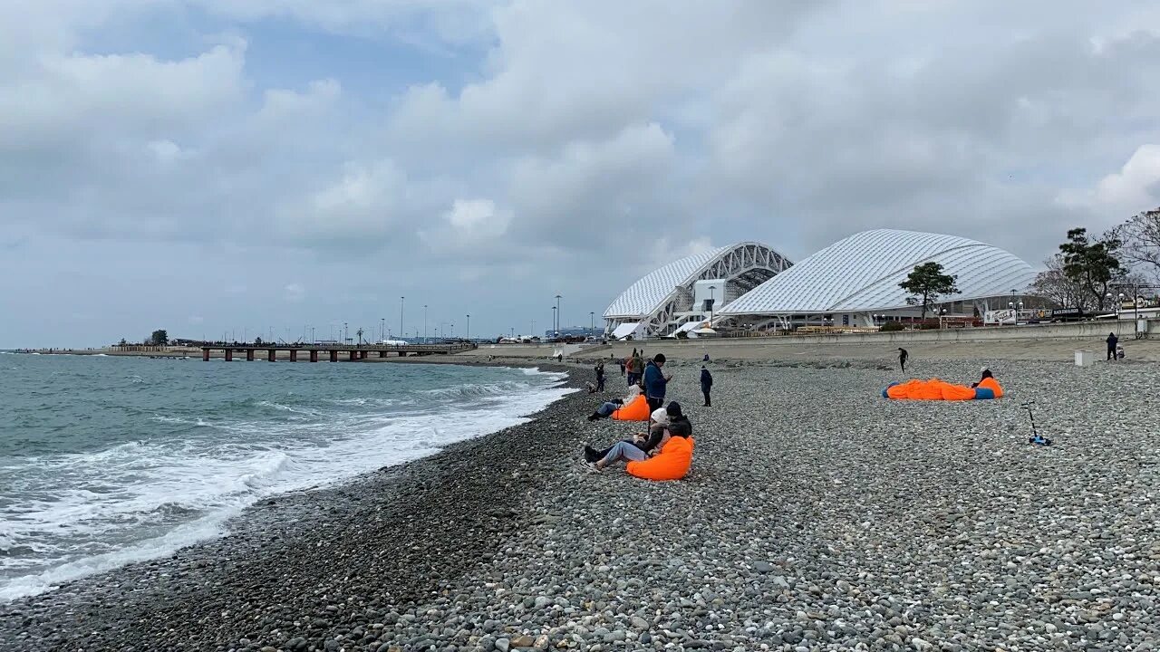 Опасно ли ехать в сочи. Сочи Адлер черное море. Сочи апрель 2021. Море в Сочи в апреле. Климат в Сочи 2021.