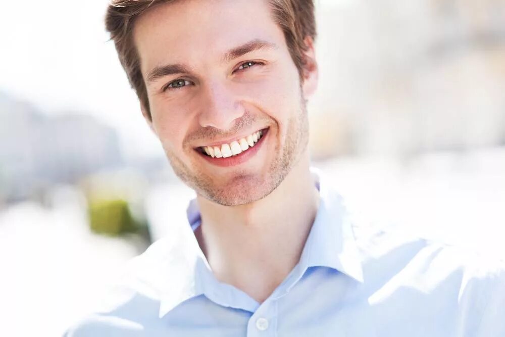 молодой человек. нэйтан брант. брюнет с карими глазами. франтоватый молодой человек. олег вебер.