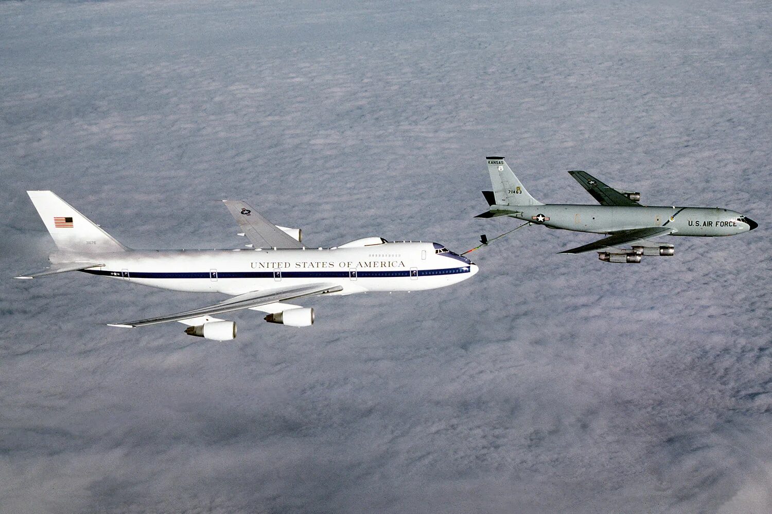 Самолет находящийся в полете преодолевает 135. Боинг е4. Boeing 747-e4b. Ил-80 самолёт. Самолёт Судного дня США.