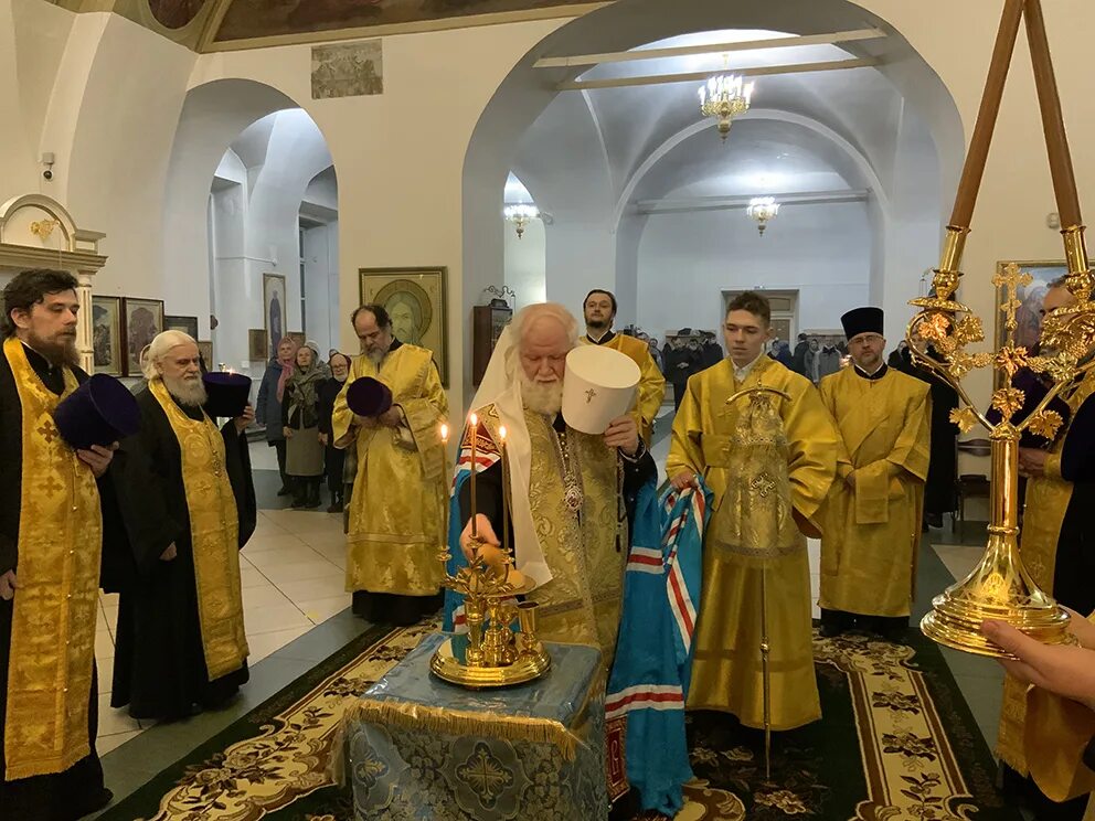 Богослужение в храме. Ярославская епархия. Архиерейское богослужение митрополита Зиновия Пасха. Всенощное богослужение