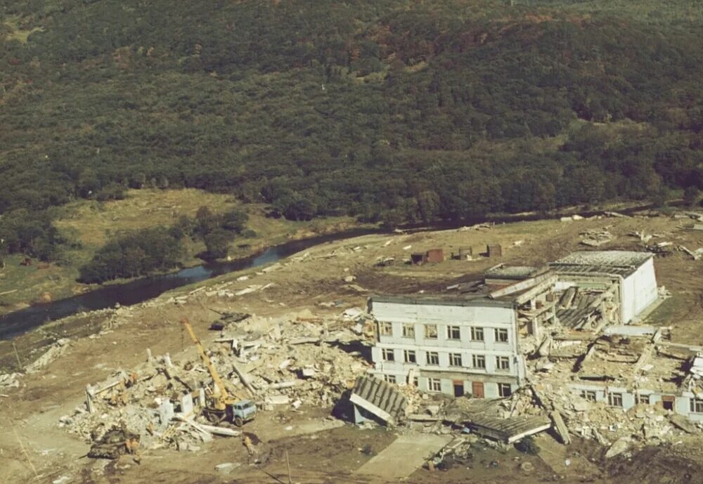 Землетрясение на острове. Землетрясение Итуруп 1994. Землетрясение на Шикотане в 1994. Землетрясение Южно Курильск 1994. Остров Шикотан землетрясение 1994.