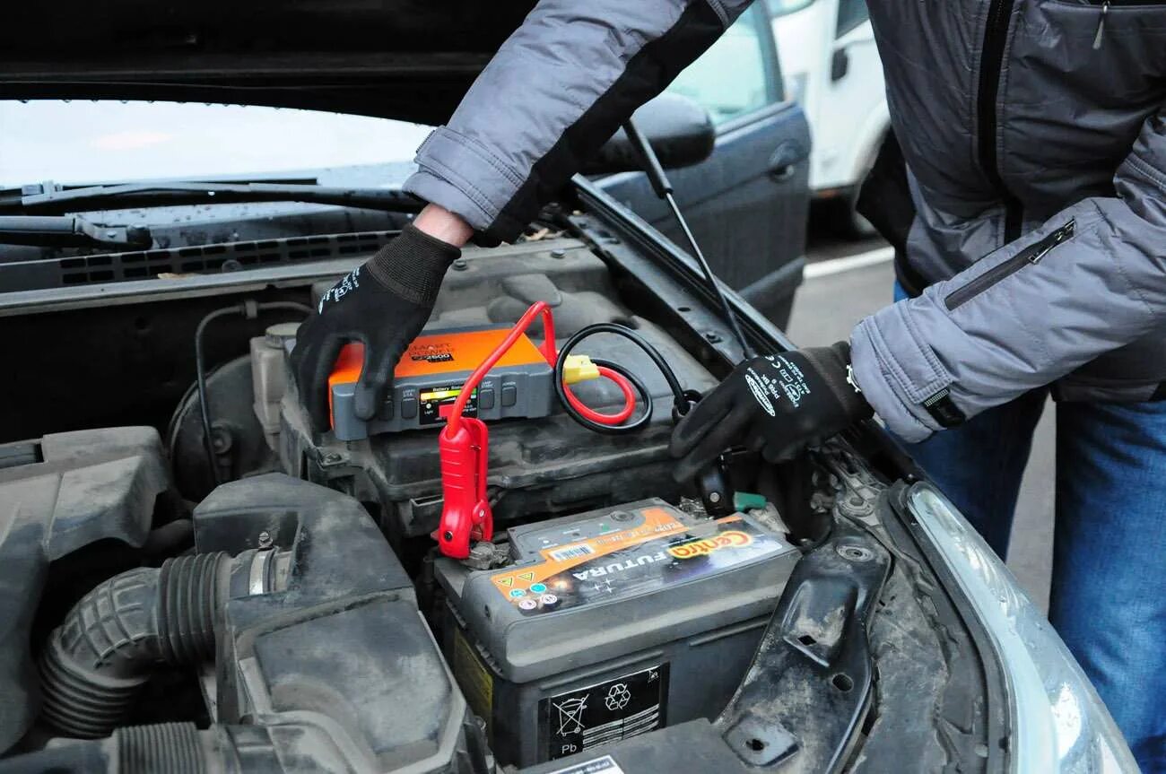 Прикуривание автомобиля зимой. Запуск аккумулятора автомобиля. Прикурить автомобиль. Прикурить аккумулятор автомобиля. Зарядка аккумулятора автомобиля.
