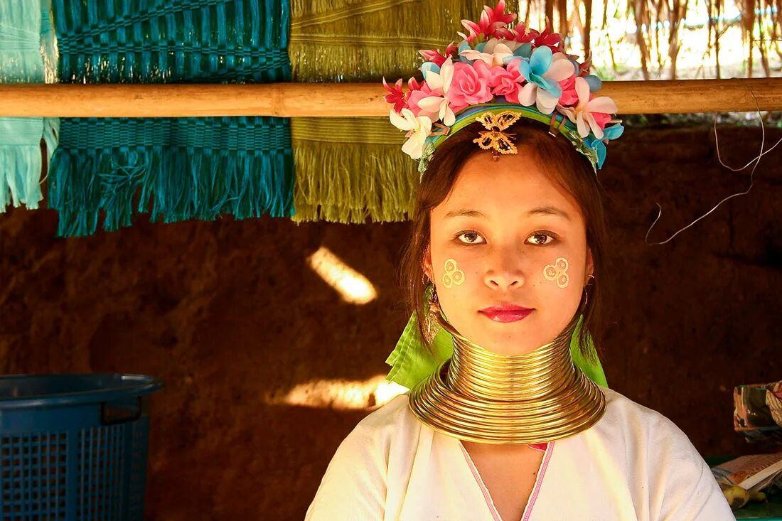 Удлинение шеи. Женщины из племени падаунг бирма 1913. Длинная шея у женщин. Племя каренов в тайланде. Женщины племени падаунг.