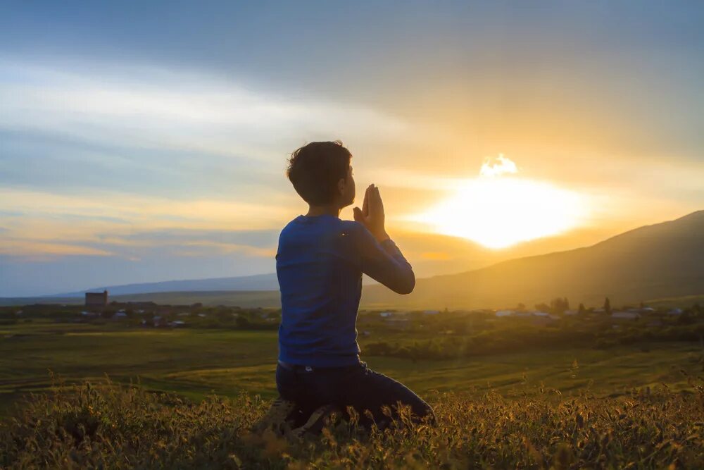 Back god. Лучи солнца. Человек на фоне солнца. Back god. God back.