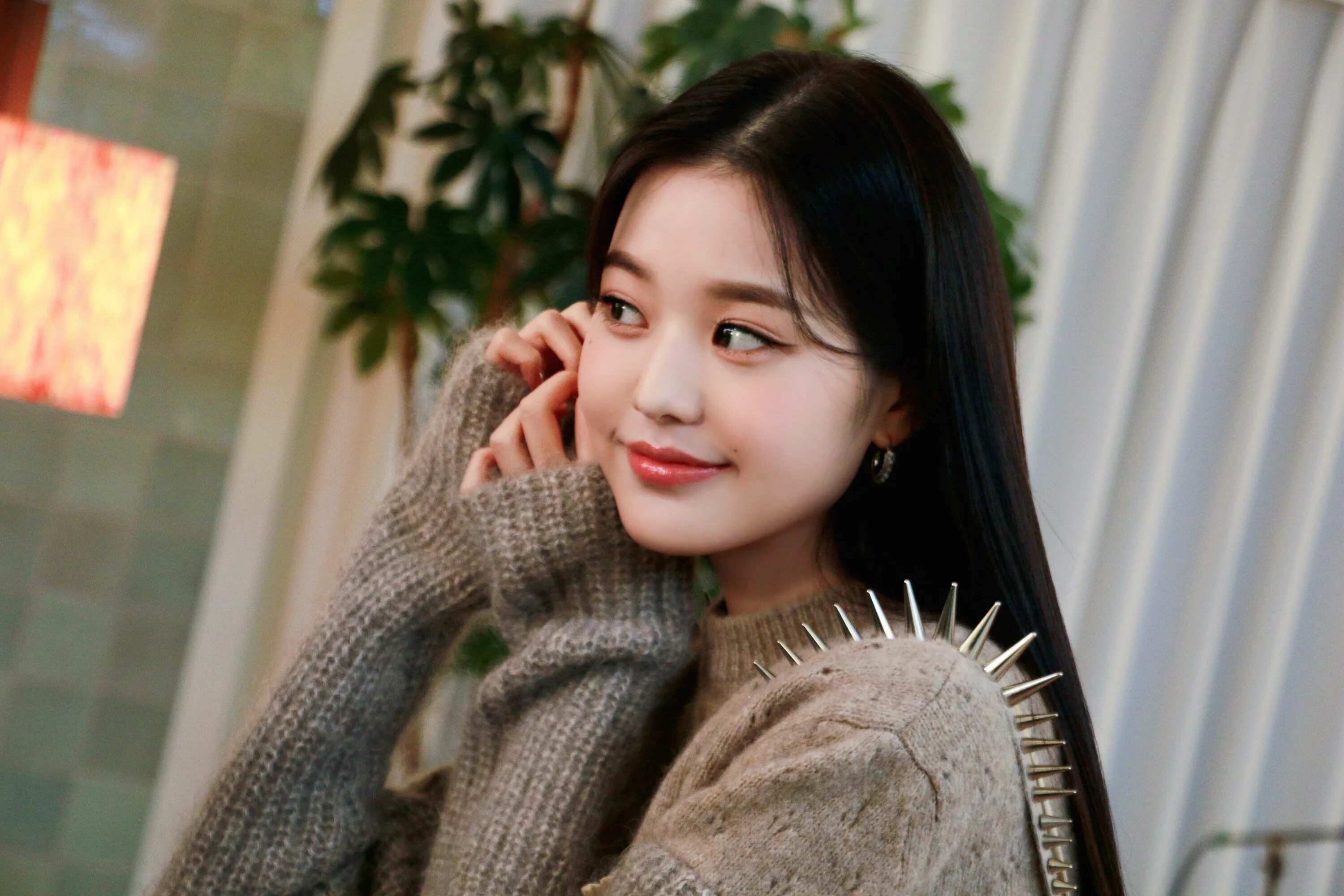 Миу мик. Миу миу 2025. miu miu чан вонен. miu miu 2025. jang wonyoung miu miu.