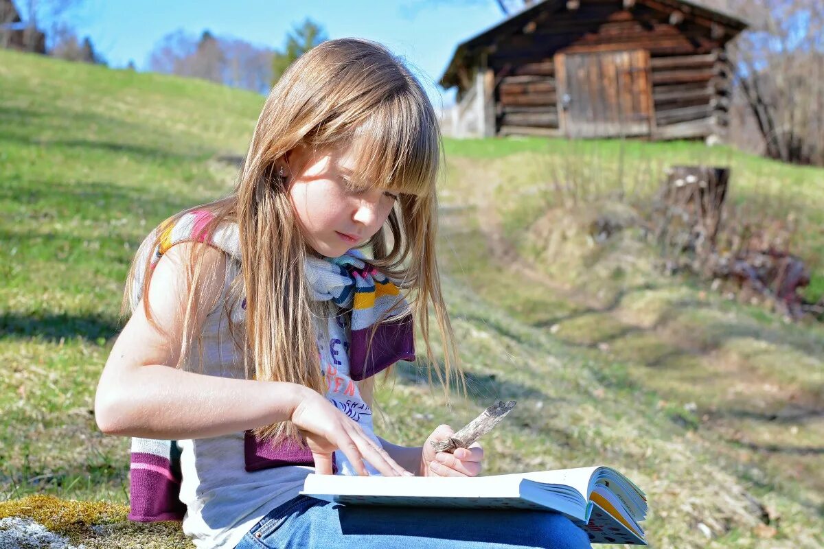 Human children. Человек дитя природы. Девушка с книгой на природе. Девочка читает книгу. Девочка читает книгу фото.