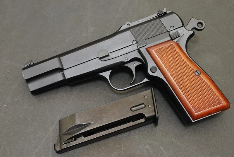 Browning plus. Browning Hi-Power m1935. Browning Hi Power 1935. Браунинг НР 1935.