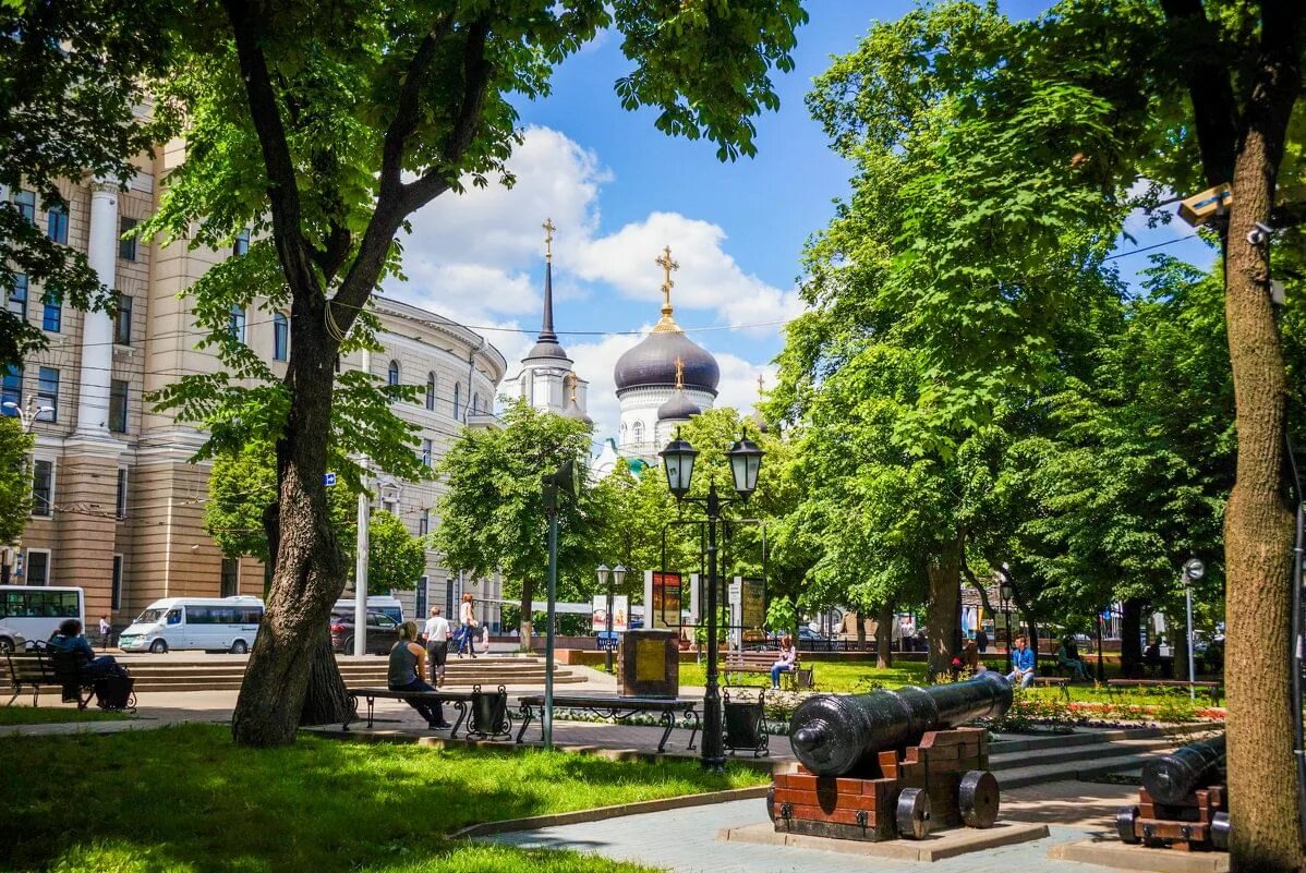 Место в городе по фотографии. Петровский сквер Воронеж. Петровский сквер Воронеж летом. Петровский сквер достопримечательности Воронежа. Воронеж проспект революции лето.