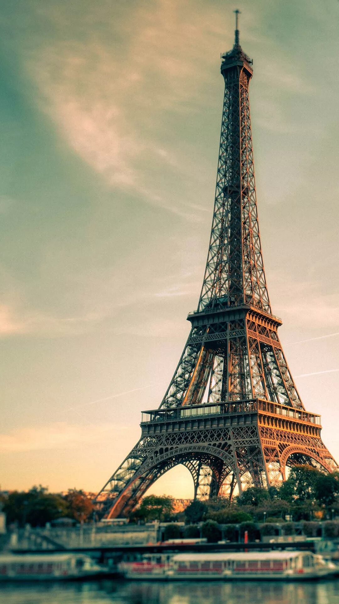 Эйфелева башня в Париже. Красивый фон на телефон. Обои на рабочий стол вертикальные. Фон главный экран телефона