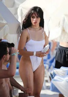 Camila Cabello beyaz mayo ile Miami plajında - 4. 