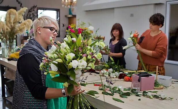 Флористика в Железнодорожном. Курсы флористики. Дизайнер флорист. Флористический салон. Флорист колледж после 9