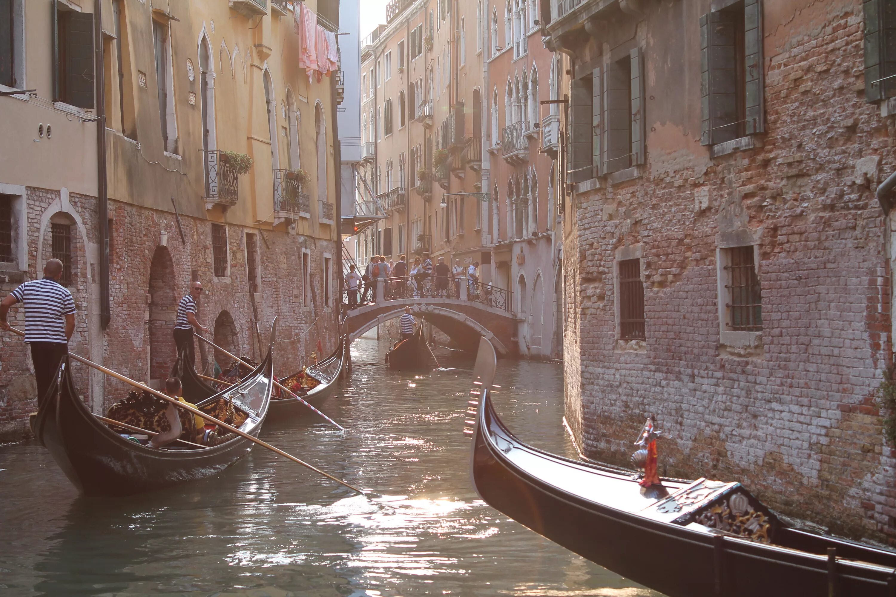 Река в венеции. Венеция. Гондолы. Венеция гондолы и гондольеры. Венеция лодки гондола. Венеция каналы гондолы.