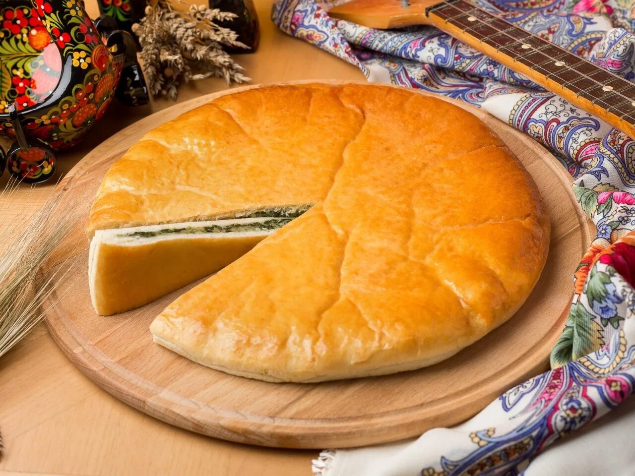 Осетинский пирог со шпинатом и сыром. Осетинский пирог с сыром и шпинатом. осетинские пироги с сулугуни. осетинский пирог сыр шпинат. осетинский пирог со шпинатом.