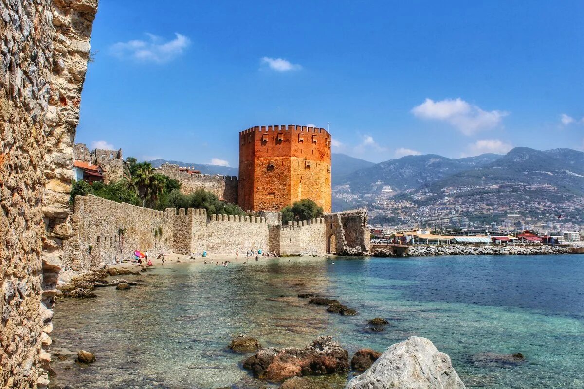 Alanya turkey. Алания крепость Кызыл Куле. Крепость Аланьи Аланья. Крепость Калеси Аланья. Башня Кызыл Куле (г. Алания).