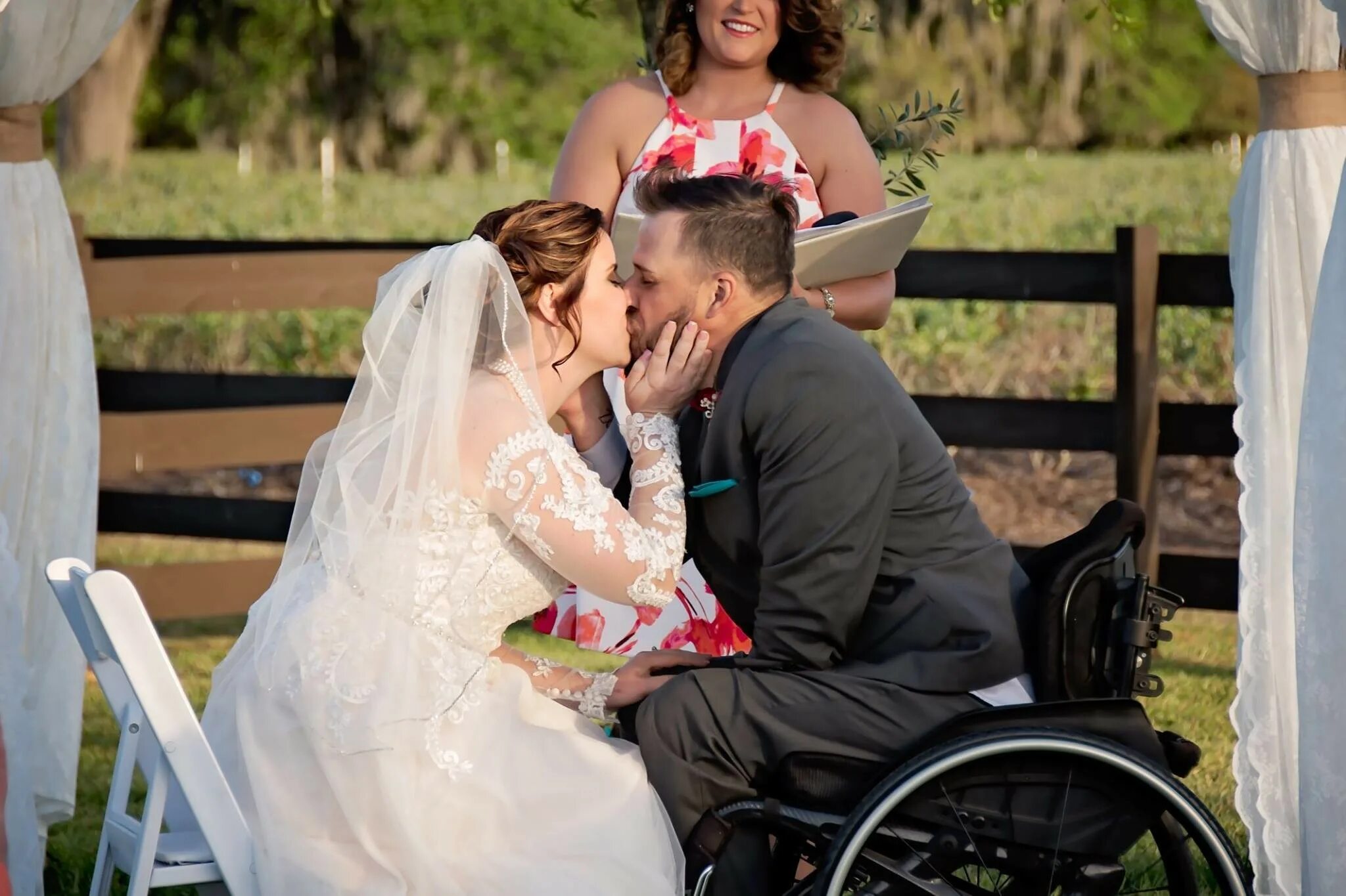 Абби вышли замуж. Замуж за инвалида. Вышла замуж за инвалида. Девушка замужем за инвалидом. Девочка вышла замуж за инвалида.