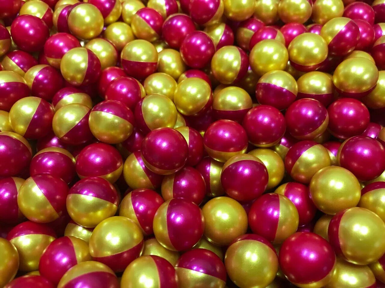 Пейнтбольных шаров. Пейнтбольные шары. Шарики с краской для пейнтбола. Красные пейнтбольные шары. Желатиновые шарики для пейнтбола.