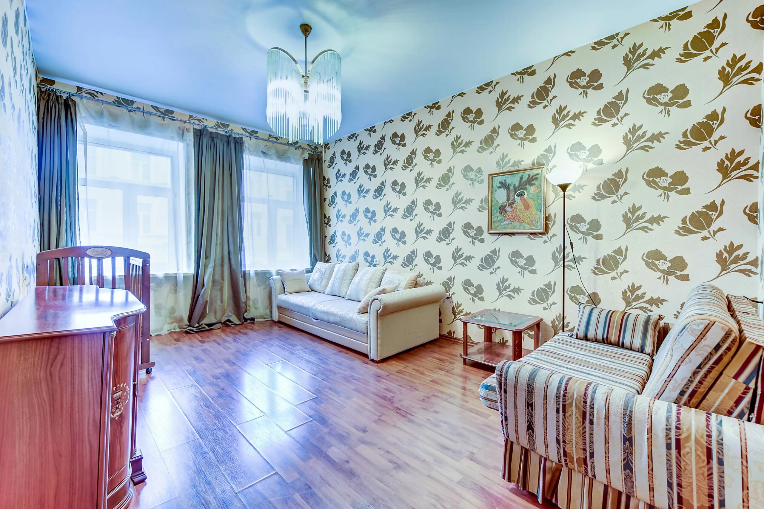 Красивая квартира в питере. Квартира в питере. Апартаменты на невском. Квартира на невском проспекте. Четырехкомнатная квартира в центре питера.