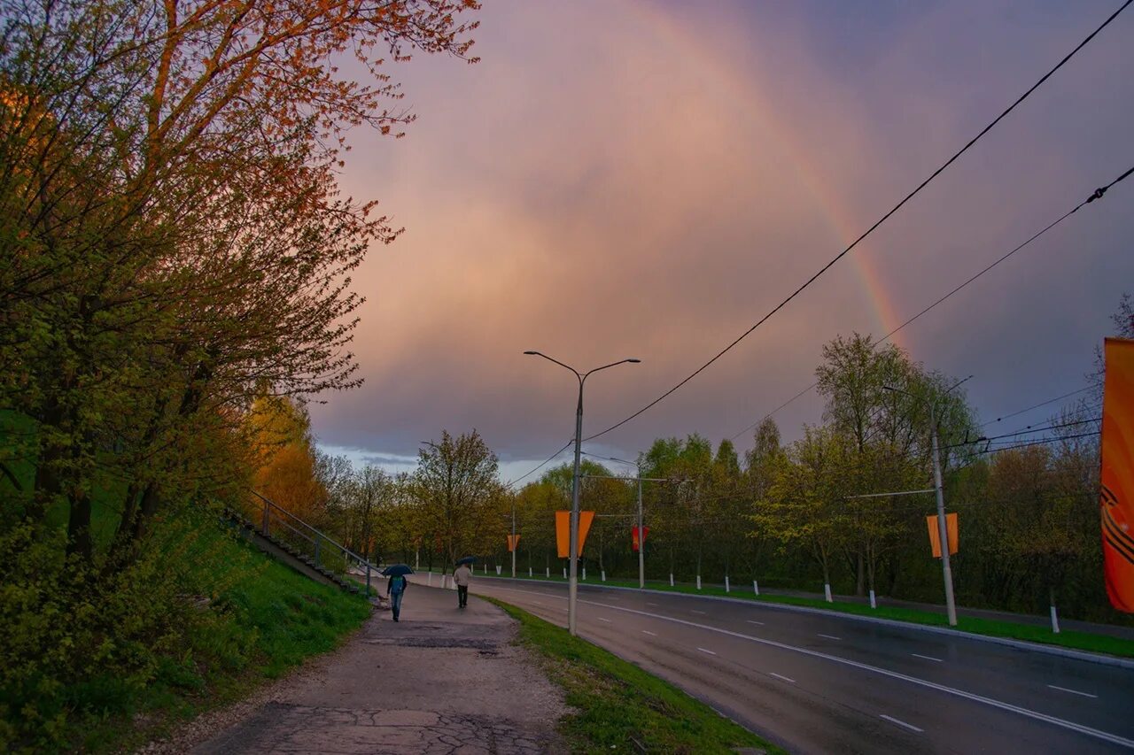 Погода во владимире на май. Майский вечер в городе. Майское небо дождь ветви. Майский вечер фото.