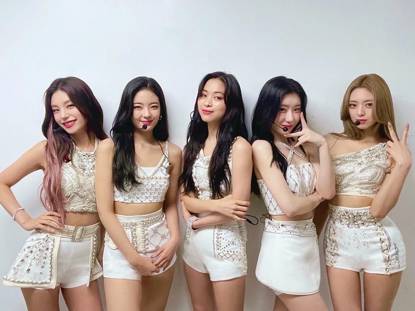 Itzy album. Itzy checkmate тур. itzy checkmate обложка. itzy photo 2025. d.