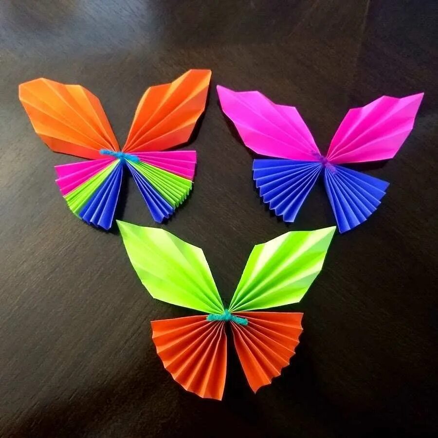 Фигурки из сложенной бумаги. Поделки из бумажной гармошки. игрушки из гармошки бумажные. поделки из бумаги гармошкой. игрушки из бумаги сложенной гармошкой.