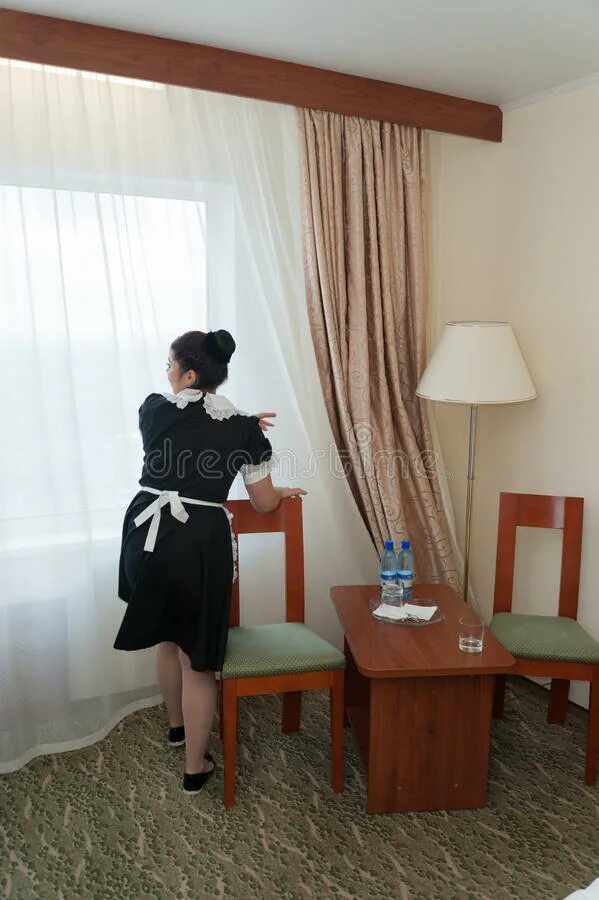 Горничная улыбается. Экономка в доме. Горничные в гостинице. Уборка номера. Форма службы room-service.