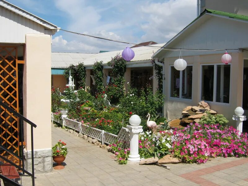 Посёлок николаевка в крыму. Пансионат семейный николаевка. Николаевка ул маячная. Пгт николаевка симферопольский район. Отель семейный николаевка крым.