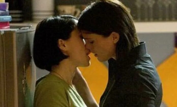 Джастин Уодделл lesbian Kiss. Lesbian took