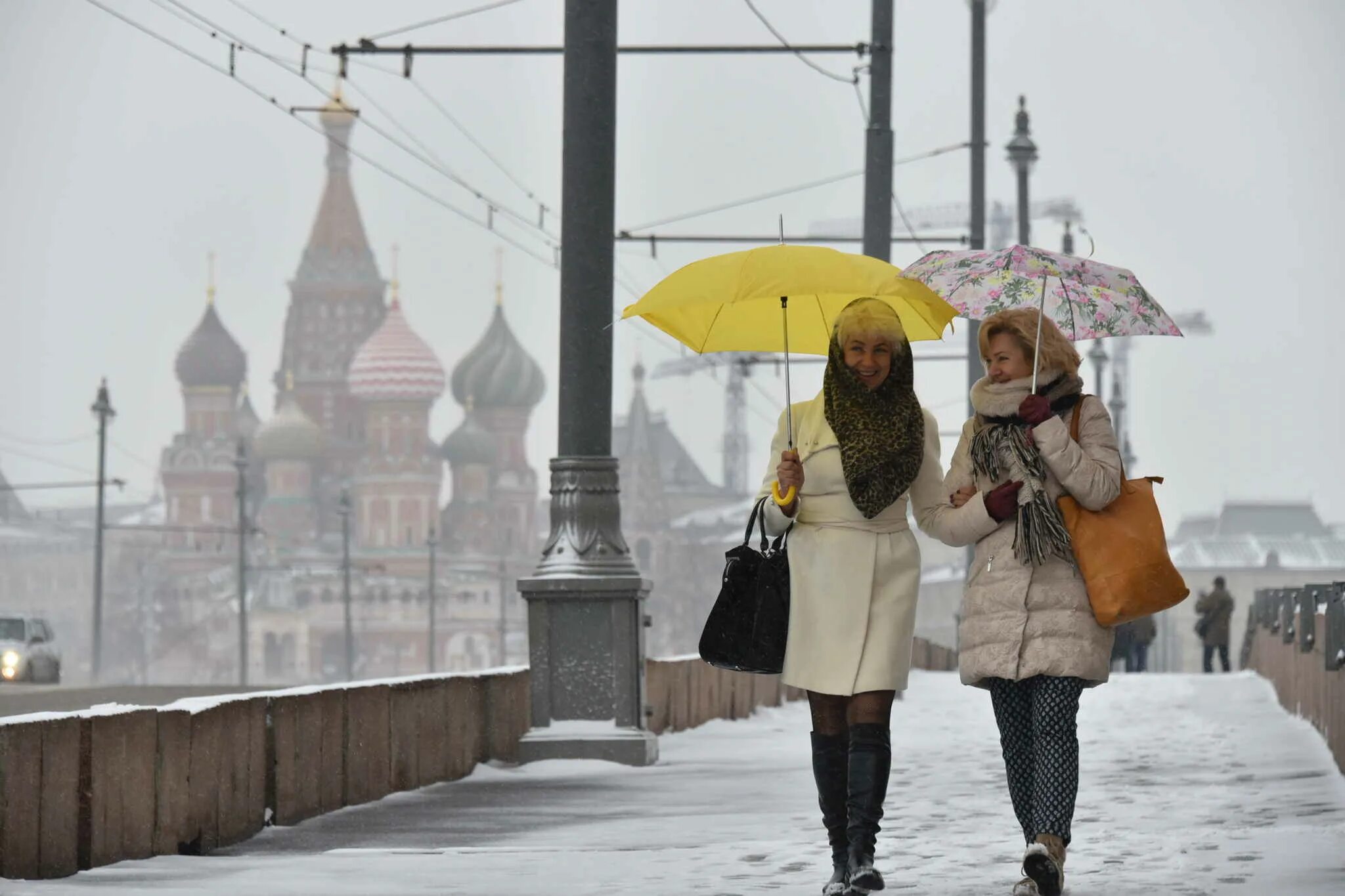 Когда придет тепло в спб. Люди на улице зима. Люди в Москве зимой. Люди на улицах Москвы зимой. Девушки на улицах Москвы.