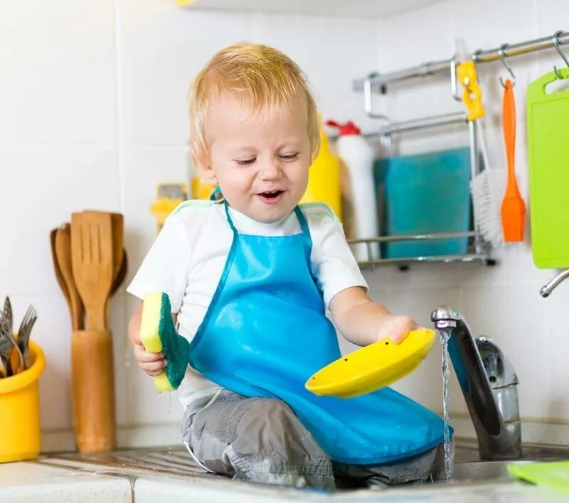 Много помогать по дому. Самостоятельность ребенка. Самостоятельный ребенок. Ребёнок, моющий посуду. Ребенок моет посуду.