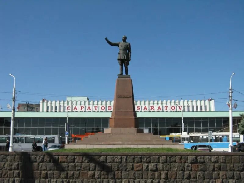 Вокзал саратов сегодня. Ж/Д вокзал Саратов. Памятник на ЖД вокзале Саратов. ЖД вокзал Саратов 1. Памятник Дзержинскому (Саратов) памятники Саратова.