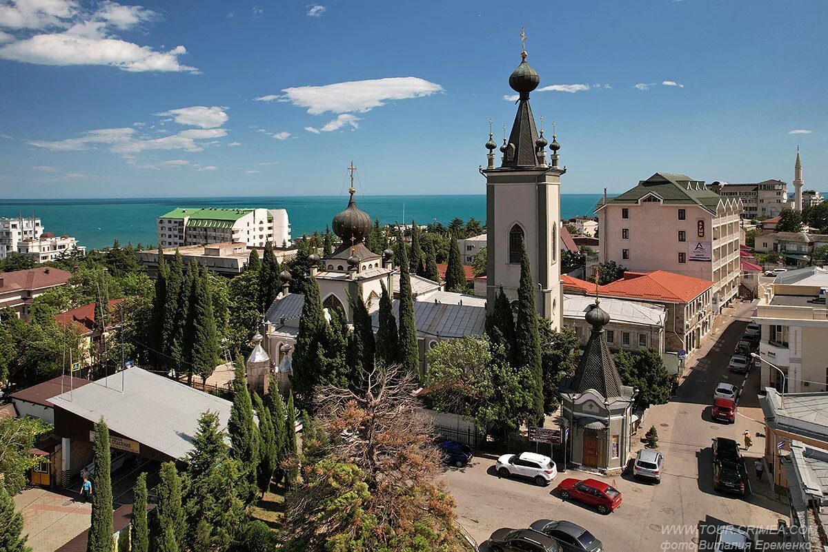 Алушта храм всех крымских. Алушта. алушта католическая церковь. алушта центр. алушта крым 2025.