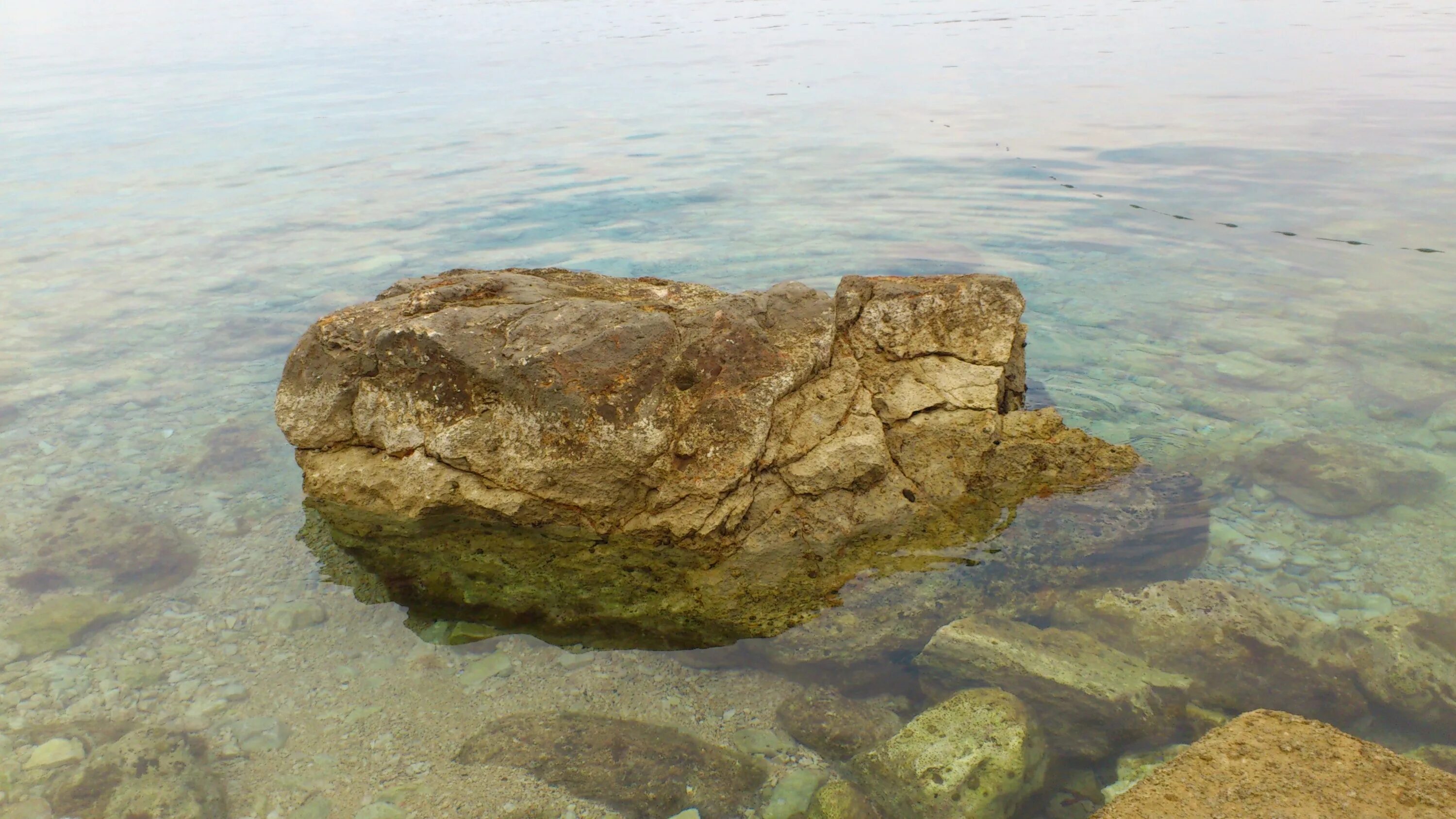 Остров большой камень. Камни на берегу моря. Большой камень в море. Крупные плоские камни. Большие камни на берегу моря.