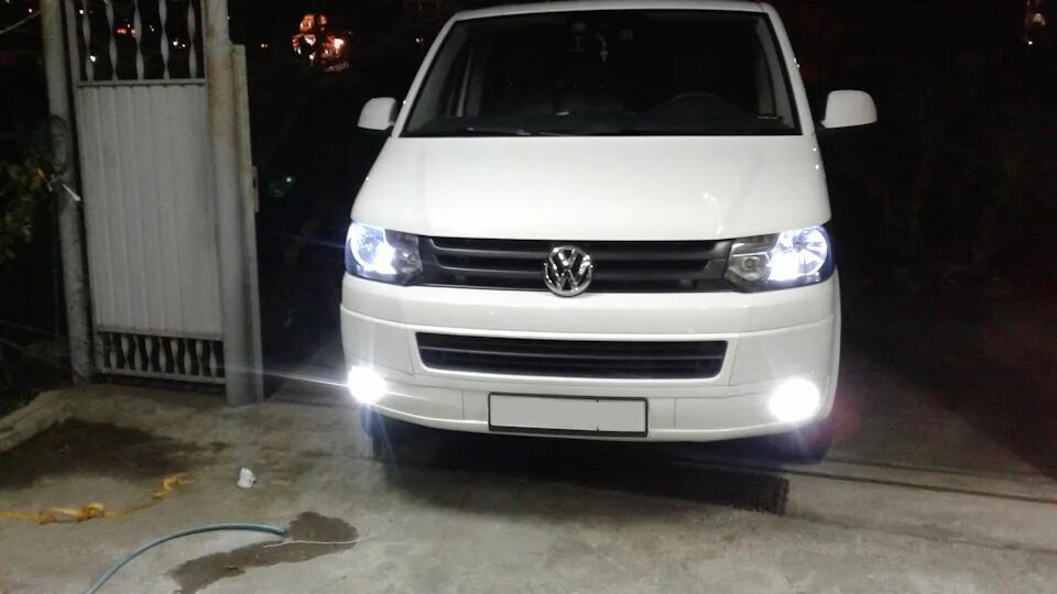 Vw t5 фары. Volkswagen t5 GP ПТФ led. VW Transporter t5 ПТФ led. Фольксваген Каравелла т5 Рестайлинг. Led VW T6.1.