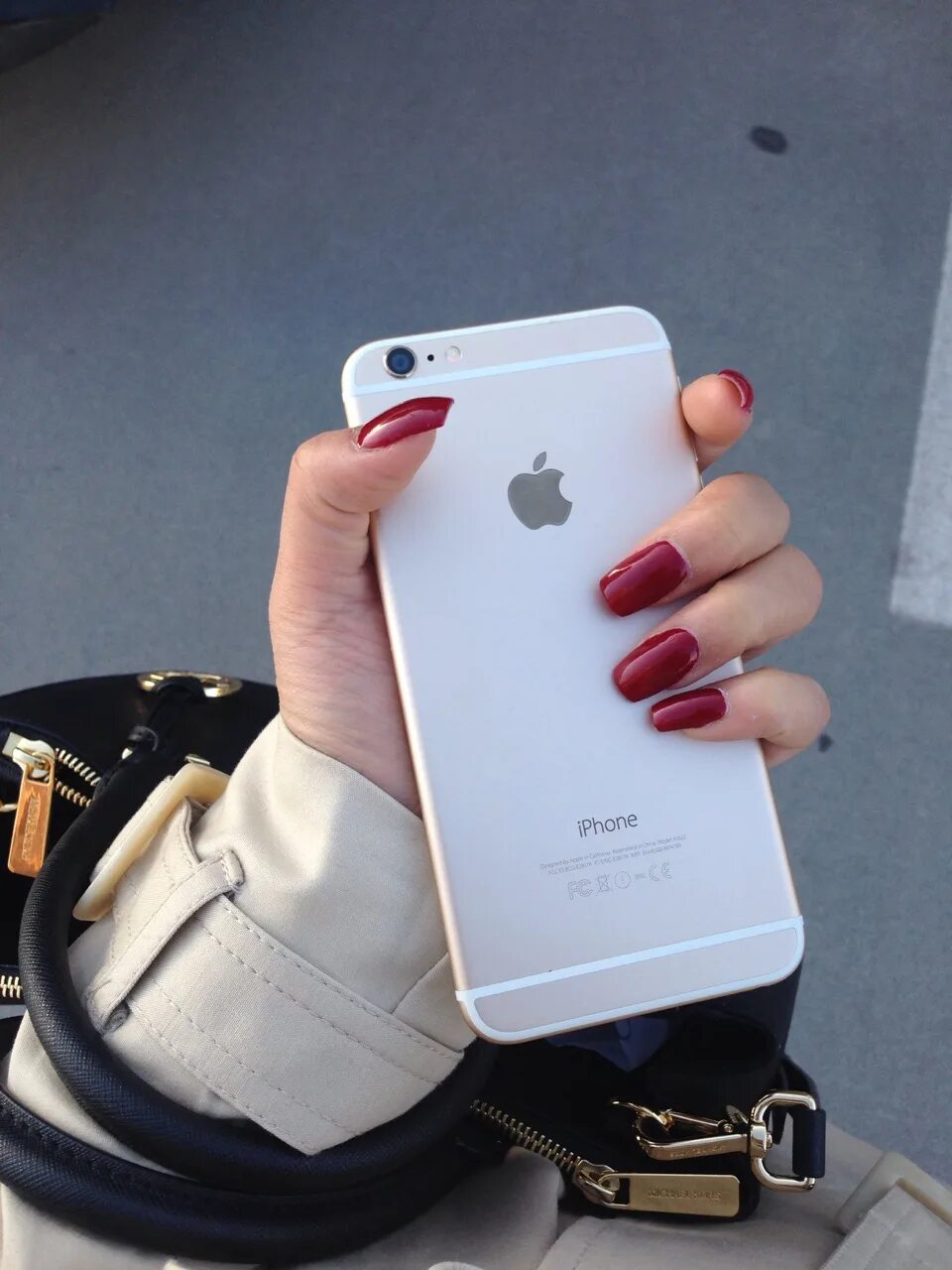 Женщина с айфоном. Айфон в руке. Айфон в руке. Айфон в руке. Айфон в руках девочки.