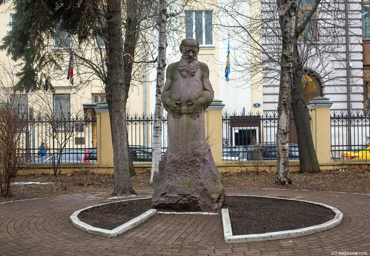 Памятник льву толстому (Москва, Пречистенка). Памятник л н толстому в Москве. Лев толстой памятник. Памятник льву толстому (Москва, девичье поле). Льва толстого 52